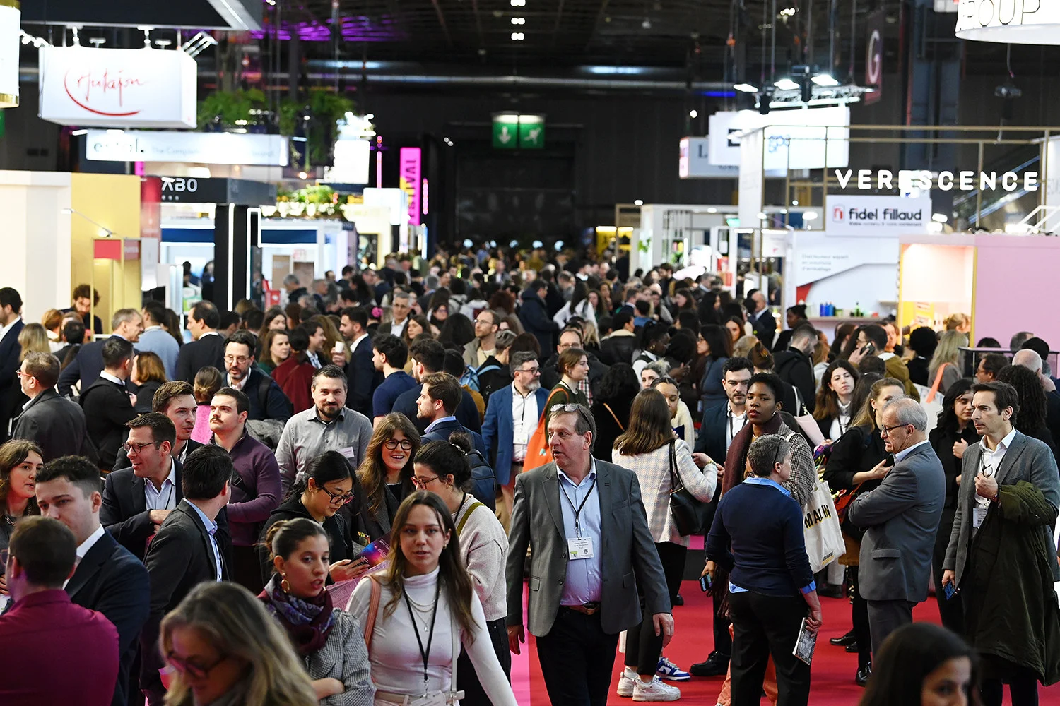 Besucher in der Ausstellungshalle der Paris Packaging Week